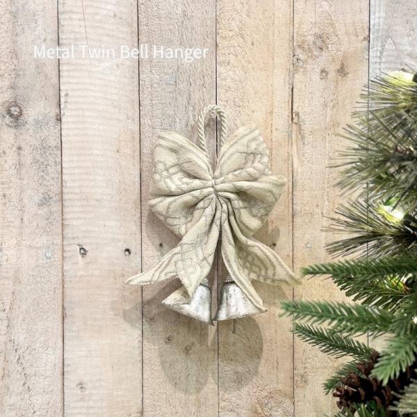 25ｃｍメタルベルハンガー　インド製繊細な装飾リボンと重厚感のあるメタルベルの組み合わせが美しい、インド製のクリスマスベルハンガー。 ゴールドやシルバーの輝きと、深みのある音色が上質な空間を演出します。 壁やドア、ツリーに飾るだけでラグジュ...
