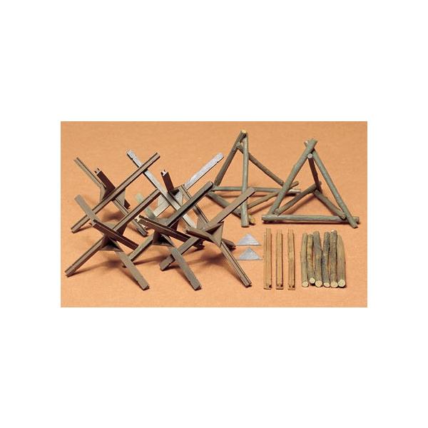 ※ 画像はイメージです。※未組み立て（組み立てには工具などが必要となります）※写真はキットを組み立てたものです。バリケード12個ミリタリーモデルの楽しみ方の一つが情景製作。最前線の情景の雰囲気を高めるのが、敵の前進を食い止めるために作られる...