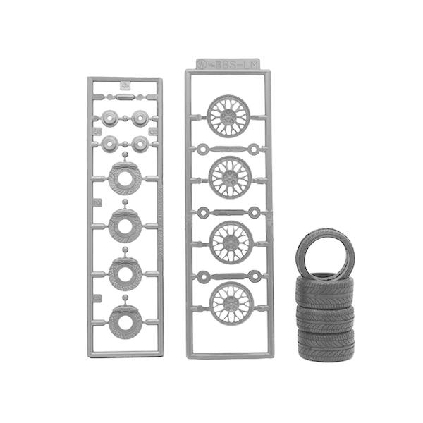※未塗装・未組み立て（組み立てには工具などが必要となります）自動車模型のドレスアップやカスタムに最適なディティールアップパーツ。1/24スケール　18インチのホイールとタイヤ、ディスクブレーキパーツのセット。ホイールキャップ用のロゴマークを...