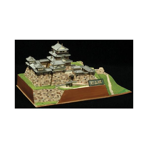 ※ 画像はイメージです。※未塗装・未組み立て（組み立てには工具などが必要となります）※写真はキットを組み立て・塗装したものです。特徴  城郭模型をより一層楽しんでいただくために天守閣だけでなく、城郭の内外、その周辺の情景をコンパクトに精密に...