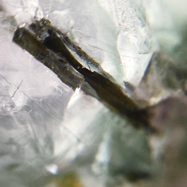 イタリア産モンブラン水晶 アクチノライトインクォーツ 透明台座付き