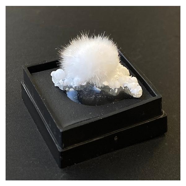 オーケン石 オケナイト（Okenite)直径約20mm コレクションケース付