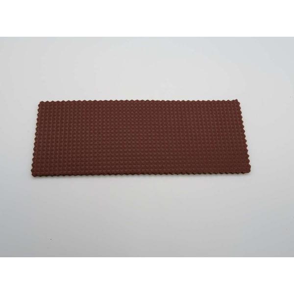 胴に張り付けるタイプの三味線用膝ゴムです。ラテックス製となっており、従来のラバー製より滑りづらくなっております。はがれかかっている膝ゴムは、思わぬ事故の元となりますので、張替えをお勧めします。