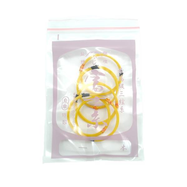 練習用のみならず、舞台にも使える高音質でありながら、リーズナブルな価格設定で一番売れているシリーズ「富士糸」。主に長唄・民謡・小唄・端唄などに使われておりますが、いろいろな糸の太さを試してみるのも、三味線弾きの醍醐味といえますね。5本1セッ...