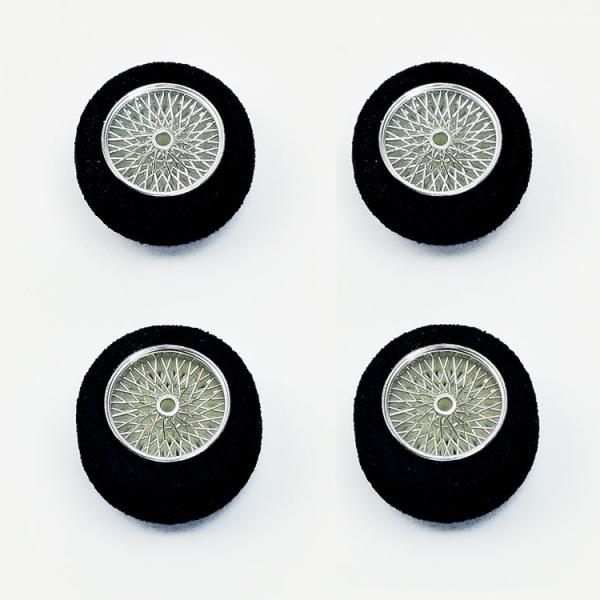 【マシンの性能アップやセッティングに役立つパーツです】美しく輝くメッキ仕上げの小径ホイールに、ハイグリップなブラックカラーのレストンスポンジタイヤをセットしました。繊細なワイヤースポークデザインは、トルクルーザーやベルダーガなどのスポーツカ...