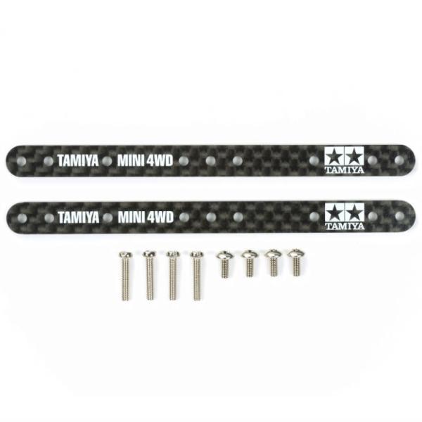 バンパーやローラーステーなど走行中に力がかかる様々な部分を補強できるプレートです。シンプルなストレート形状で使い勝手に優れ、1.5mm厚のカーボンプレートを使用。FRPに比べて曲げに強く、たわみが少ないのが特徴です。 ●カーボン独特の表面パ...