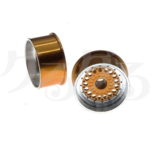 ノーブランドの中径アルミホイールです。タイヤ外れ防止の外リブ付き。２本セット。ホイール径：約20mmホイール幅：約10.7mmホイール重量：約3.0g（1個）こちらの商品はタミヤ製ではありません。タミヤ主催の公式大会、及びミニ四駆公認競技会...