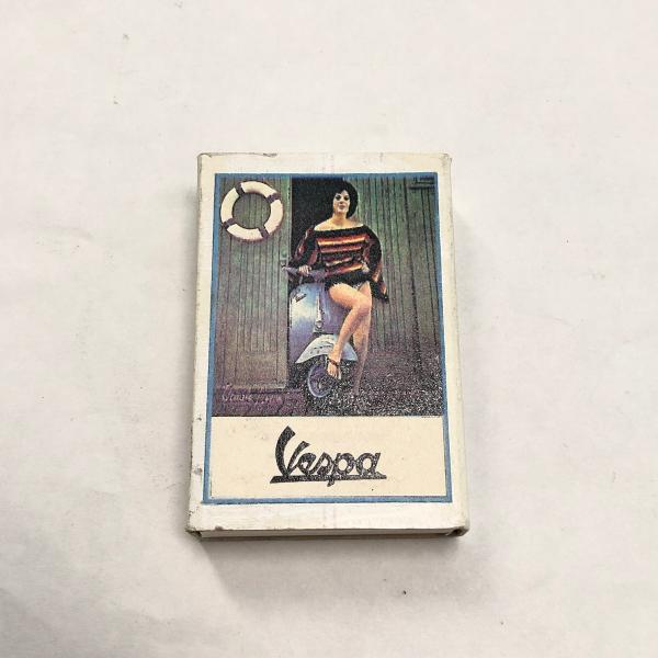 レトロなベスパと女性が描かれたマッチボックスです。5.3cm×3.5cm箱のみの販売です。コレクターズアイテム材質：紙中に手紙をいれてレターボックスとして渡すのもおしゃれです。写真のものが現品です。経年劣化色褪せございます。Vintage ...
