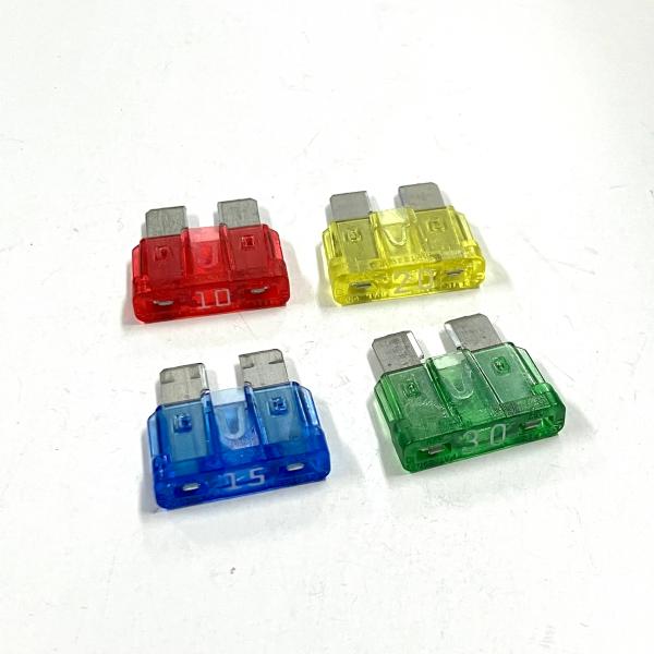 ヒューズが飛んでますがなおして使う方が入れば幸いです シガーソケットのヒューズが飛びました！！！ うちのバスはシガー