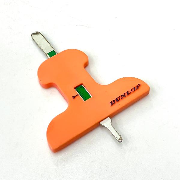 こちらは中古品です。写真の物が現品です。ダンロップのタイヤゲージ8.5cm×6cm