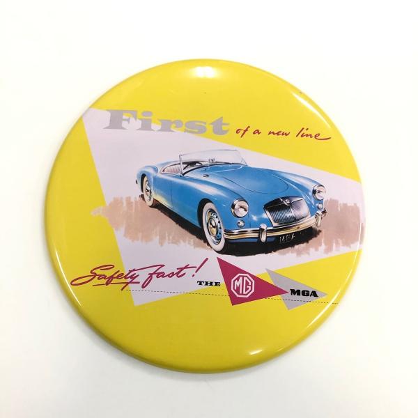 MG　MGAの車のイラスト入りの円形プレート看板です。直径：20cm立てかけることもできます。針が付いているので、ピンパッチのようにとめたり、裏に穴が開いているので吊るすことも可能です。写真のものが現品です。