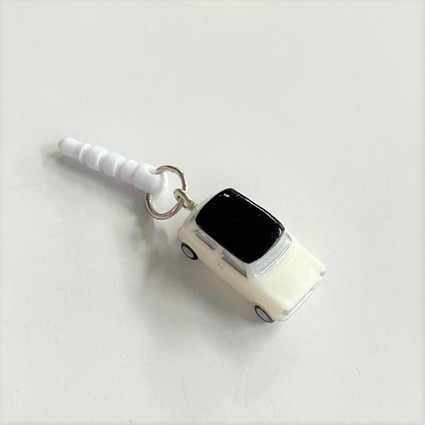 スマホや携帯電話のイヤホンジャックに差し込むアクセサリーです。ホワイトボディーにブラックルーフのクラシックミニのチャームがついています。サイズは約2cmx1cmx1cmです。