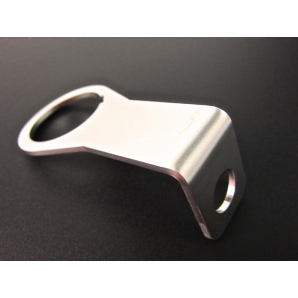 ■特徴・5Lモンキー車、FIモンキー車へ4Lモンキーヘッドライト（キーシリンダー装着不可）を装着したときにキーシリンダーを移設するためのステーです。・純正のM10ボルトを使用しキーシリンダーを目立たない位置に移設できるステーです。・当製品は...