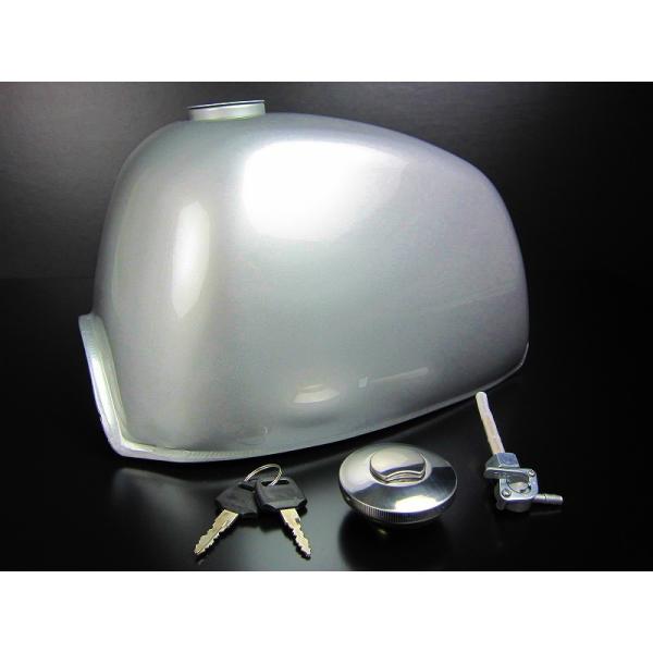 ■特徴スチール製ゴリラ燃料タンクです。長距離ライドに適した9L仕様です。ゴリラタンクは取り付けするシートによっては、タンクとシートが干渉する場合がありますのでご注意ください。■内容ゴリラタンク・・・1ヶキャップ・・・1ヶコック(M16)・・...