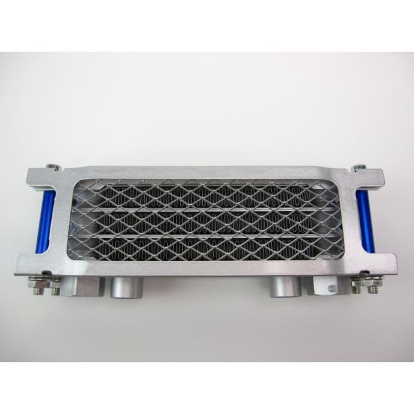 ■特長ミニモトオンラインの人気商品、プロテクトオイルクーラーの本体販売です。プロテクトオイルクーラーは4Miniバイクに適したサイズ。ハードな使用に耐えうる、金属性プロテクターを正面に配備しています。汎用性の高いM10（P1.25）バンジョ...