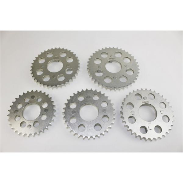 ■特長様々なシーンに応じて選べる豊富な歯数バリエーションの代表車種 ダックス/シャリィ用リアスプロケットです。スプロケット平面に軽量化のため肉抜き加工を施しています。■サイズスプロケット歯数 35T適合チェーン 420■適合車ジョルカブ A...