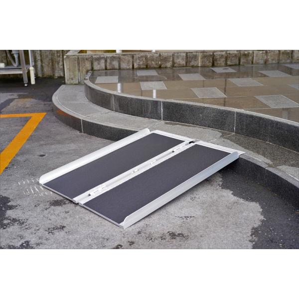 ■特長台車・車椅子・バイク用の段差解消用スロープです!タイヤ接地面はザラツキ素材による滑り止め加工仕様です。滑り抑制仕様のため、車椅子でのご使用に最適です。折り畳み可能で持ち手ハンドル付きのため、持ち運びにも便利です。段差に設置すれば、スム...