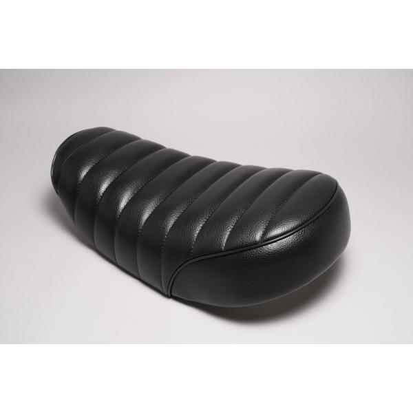 ■特長5Lモンキー用ローダウンタックロールシートです。 TLシート中央部分のアンコ抜きを施しシート高を抑えたデザインです。レザー生地も弾力があり、安定感のあるシートです。日本製ステーが付属します。■カラーブラック■材質生地 合成皮革ベース ...