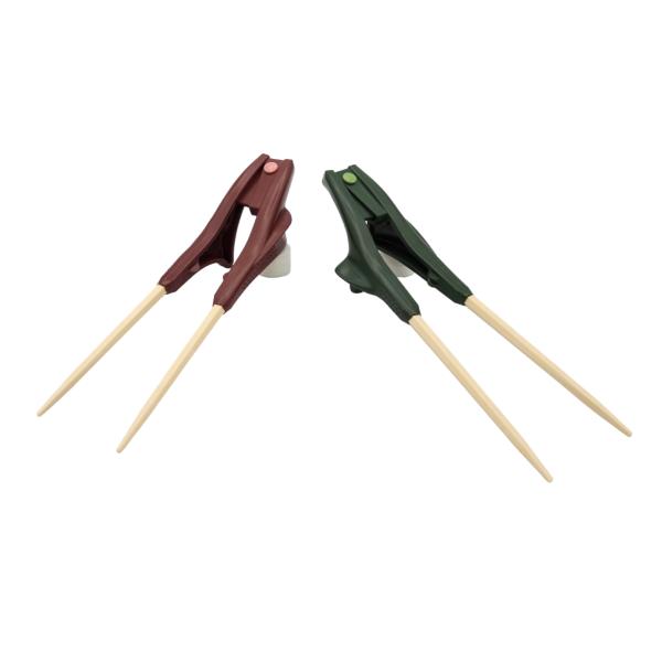 人差し指と親指で軽くピンポン球を摘まむ様に使います。症状の重い方から軽い方まで一番幅広い性能で選ばれています。力を抜いた時の指の形にそっと添います。クリア型と比べて小さめのグリップ。バネの働きを軽くして、特に箸の動かし始めが大変楽になりまし...