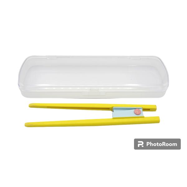 丈夫な透明ケースと「おつまみ・子供用」のセットです。お子様の激しい動きにも安心して携行できます。普通の箸を持つときの指使いで使います。指の位置など支持するものはあえて付けていません。それは、付けることによってそれに頼ってしまうことが多く、で...