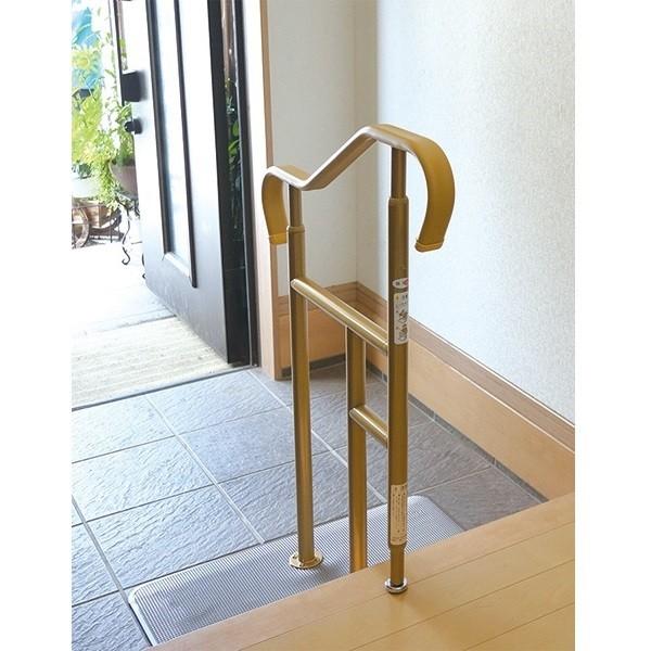 ベースプレートがコンパクトなタイプになります。限られた玄関のスペースにも設置することができます。安心して身体を預けられる手すり:手すりは楕円状で握りやすく、熱くなり過ぎず、冷たくなり過ぎない素材（エラストマー樹脂）を使用しており、安心して身...