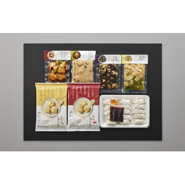 【商品情報】梅の花自慢の食卓を彩る7種の惣菜を詰合せました。人気の味をお楽しみいただけるギフトセットです。【セット内容】梅の花餃子15個入（タレ、ラー油付）、とうふしゅうまい5個入（計180g）、かにしゅうまい5個入（計170g）、九種の具...