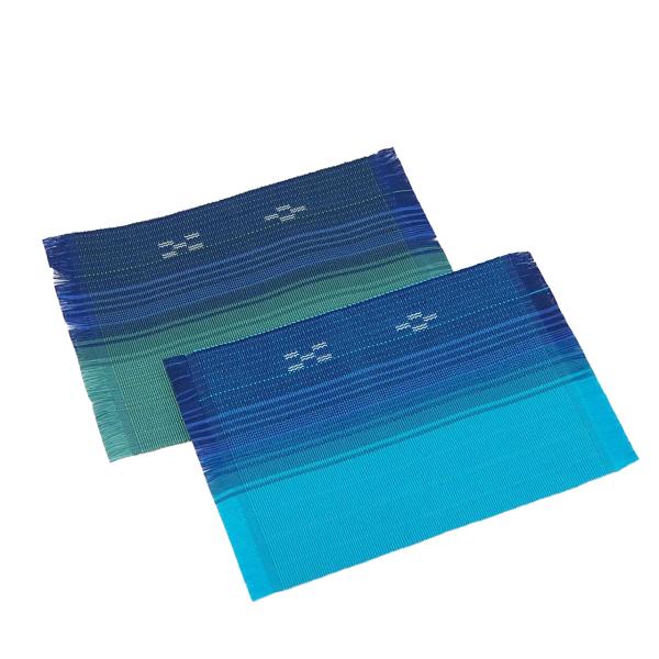 人気のシーグラデーションが花瓶敷になりました。花瓶だけではなく、雑貨・小物・ティーカップの下に敷いても映えます。■ 製品仕様素材：綿100%■ サイズ(cm)本体：縦約17　横約26　　　■ 重さ(g)約20■ 産地日本（沖縄県）■ 取扱●...