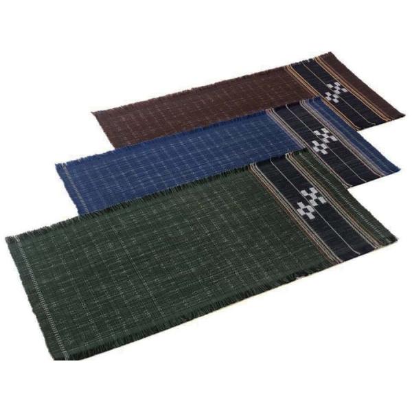 五四絣をサイドにあしらったことで、食器に隠れることなく、むしろ際立つ仕上がりとなったテーブルセンター。裏表がないため、五四の絣を右側にするか左側にするかでも印象が変わります。おつまみ1品と、グラスを1つ置いて、ちょっと贅沢なひとときを味わっ...