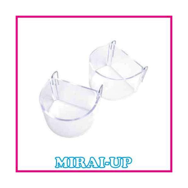 カゴに掛けるタイプの餌入れです。キャリーなどの餌入れにもお勧めです。&amp;nbsp;        餌入れ（大）：６．５×５ｃｍ餌入れ（小）：５．７×４．５ｃｍ深さ：約４ｃｍ&amp;nbsp;