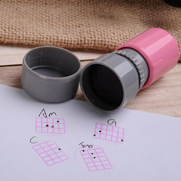 数ある出品物の中から、こちらをご覧いただきまして誠にありがとうございます。シンガーソングライター必見 コードスタンプ　本体サイズ：　約64mmｘ33mmスタンプサイズ：　約15mmｘ12mm作詞作曲をされる方はもちろんのこと、ギターの練習も...