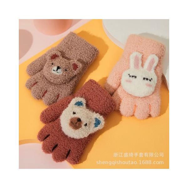 動物のモチーフした子供用手袋手袋にぬいぐるみが付いています！中に音の鳴る笛が入っています！どうぶつ部分には丸い笛入りで、ピッとかわいい音が鳴る楽しい仕掛け付き！着けると動物の手のようになるコロンとしたフォルムがかわいい♪紛失防止の両手ひも付...