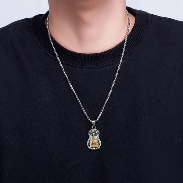 伝統文化像の文殊菩薩の有難いモチーフのお守りペンダントです。ペンダントトップは彫刻で細部まで作られています。表面はヴィンテージ加工で存在感抜群のレトロデザイン。ステンレス素材のチェーンで錆びにくく汗に強い素材。ご自分用にはもちろん、贈り物に...