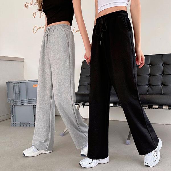 程良いゆったり感で動きやすいレディーススウェットパンツです。綺麗な脚ラインを演出しつつ、リラックスして穿けるシルエットで、ルームウェアからカジュアルスタイルにぴったり。ウエストはゴムとストリングの両方がありウエストの調節にも便利。裾口は、3...