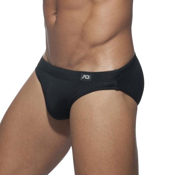 目を惹く鮮やかなカラーのインナーカップ付きのスイムウェアです。シンプルな無地に、ローライズビキニ型のデザインはビーチやプールで映えてくれます。インナーカップは、透けを防ぎつつ包み込まれるような着用感で、身体にフィットします。柔らかく伸縮性の...