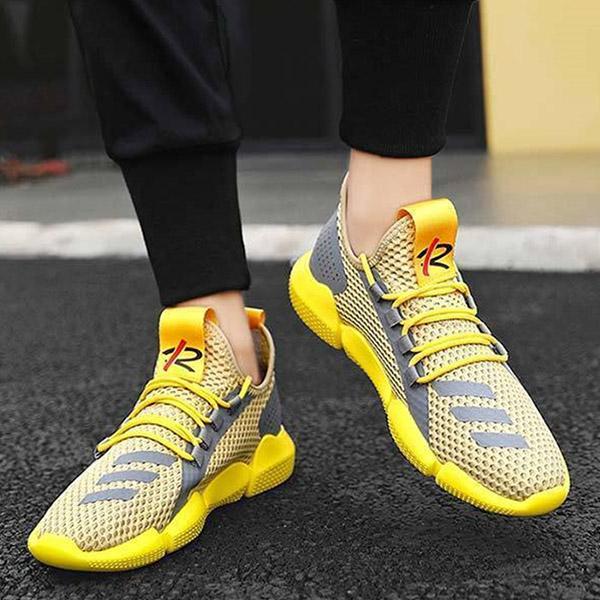 スポーティーなデザインが魅力のランニングシューズです。通気性バツグンのメッシュ素材で快適にご使用いただけます。軽量設計で疲れが感じにくく、足元全体の負担を軽減します。靴底は凹凸加工の為、雨の日や路面の良くない場所でも安心です。※ご覧になって...