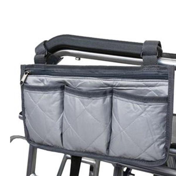 車椅子用のアームレストポーチです。軽量でコンパクト、必需品を手元に置く事ができます。ポケットの中は大容量収納でとっても便利です。携帯電話やパスケースなどすぐに要るものが入れられて快適です。ポールが有れば取り付けられるので様々な所で活躍します...