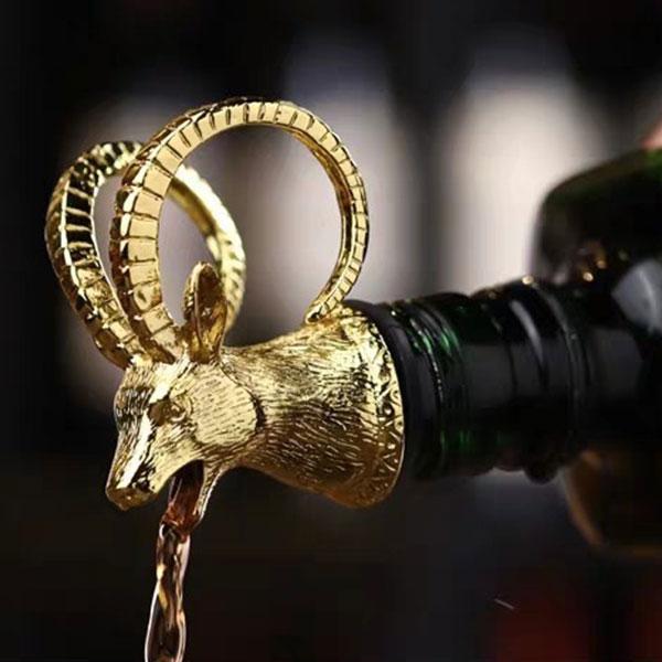 上品な質感の山羊の頭をモチーフにしたワインポアラーです。パーティー等での使用にピッタリでクリスマスやホームパーティで大活躍。手軽に美味しいワインを楽しむ事ができます。迫力のある山羊の顔は雰囲気バッチリで使っていて楽しくなりそうなデザイン。お...