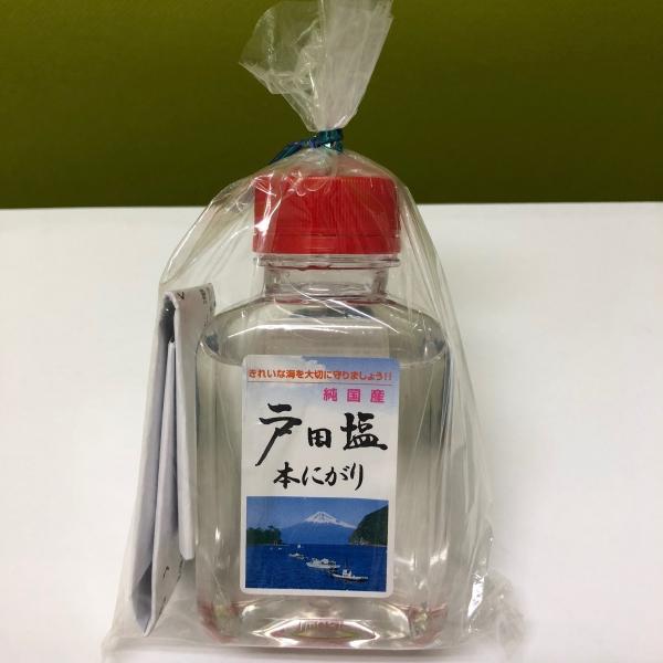 戸田塩を作る際にできる「にがり水」です。海水を濃縮して作られた「天然にがり」は、体に必要不可欠な100以上のミネラルを豊富に含んでいます。飲み物に・お料理に・化粧水としても大活躍です。