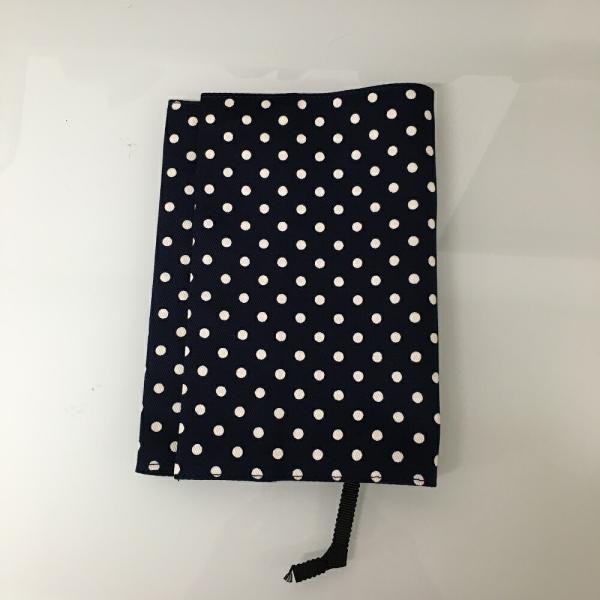 日用品雑貨・文房具・手芸 ＞＞ 文房具・事務用品 ＞＞ ブックカバー ＞＞ 布製●素材：綿１００％●サイズ：縦/16cm , 横/29.5cm , 織り込み部分/4cm●カラー：ヒツジ柄・インコ柄・ネイビードット柄●メルヘンチックなサーカス...