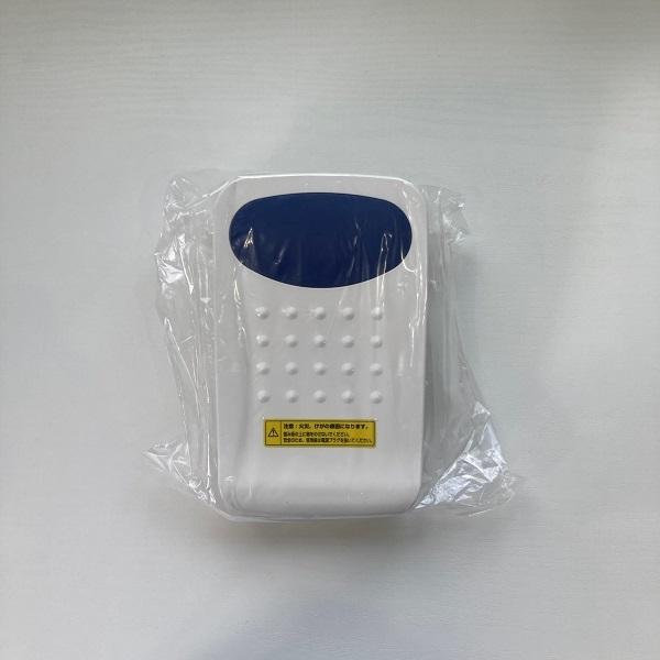 JUKI 職業用ミシンSL300EX用のフットコントローラ です。コントローラの手前のかかと部分を踏むと糸切りができるタイプです。商品型：JC-001型※差込口の形状も3枚目画像でご確認をお願いいたします。（参考画像で差込口の画像を載せてい...