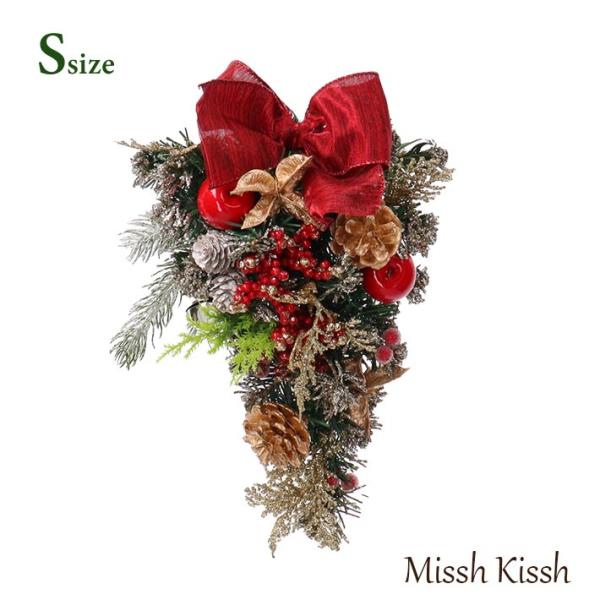 【商品名】クリスマススワッグ スワッグ リボン まつぼっくり 上品 Sサイズ Swag Red Lettering Ribbon S【サイズ】H:30cm W:20cm D15cm自然素材のもつ美しさを活かしたスワッグです。赤いリボンがクリ...