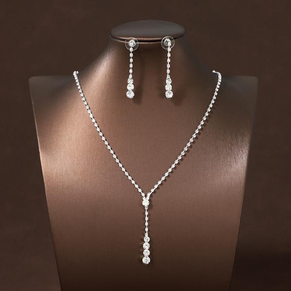 ゴージャスさと上品さを兼ね備えたデザイン、どんなスタイルにも合わせやすく☆ウェディング、二次会はもちろん、パーティーや発表会、写真撮影などでも活躍の1点です！成人式や卒業式、舞台演出、演奏会などにもピッタリなアクセサリーも多数取り揃えており...