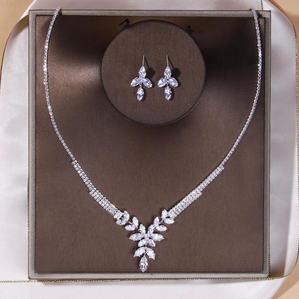 ゴージャスさと上品さを兼ね備えたデザイン、どんなスタイルにも合わせやすく☆ウェディング、二次会はもちろん、パーティーや発表会、写真撮影などでも活躍の1点です！成人式や卒業式、舞台演出、演奏会などにもピッタリなアクセサリーも多数取り揃えており...