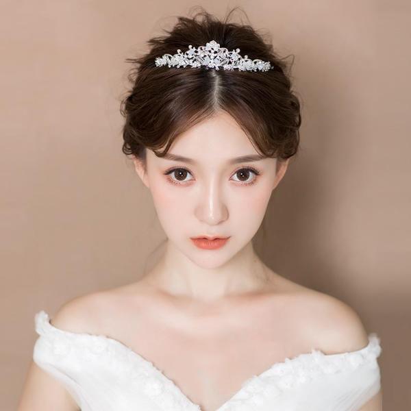 ティアラ 花嫁 ヘッドドレス 安い クラウン 髪飾り 結婚式 飾り ヘアアクセサリー 羽 カチューシャ 頭飾り ブライダル 披露宴 二次会 ブライダル用 ウエディング/ウェデイング 王冠 ジュエリー 発表会☆ 商品内容：クラウン/ティアラゴ...