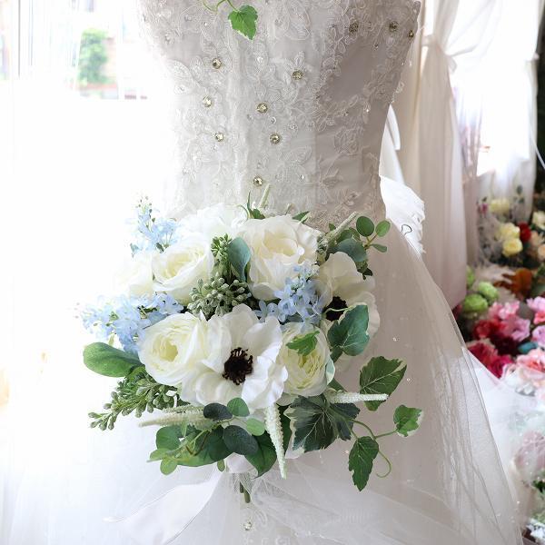 大輪のアネモネは爽やかな水色系のお花との相性も抜群です。上質なアーティフィシャルフラワーはお花も精巧でしすし軽くて丈夫なのでずっとお手に持っていても負担を感じません。使用花材：アネモネ　バラ　ユーカリ　アイビー　アスチルベ　他　など　造花サ...