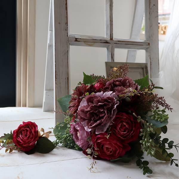 花びらの波打つピオニー＆オールドローズは、まるで香りが漂ってきそうな程リアルで美しく、深みのある色合いが素敵です。たっぷりの様々なグリーンを入れてナチュラルに！使用花材：オールドローズ　ピオニー　ユーカリ　アマランサス　など　（造花）サイズ...