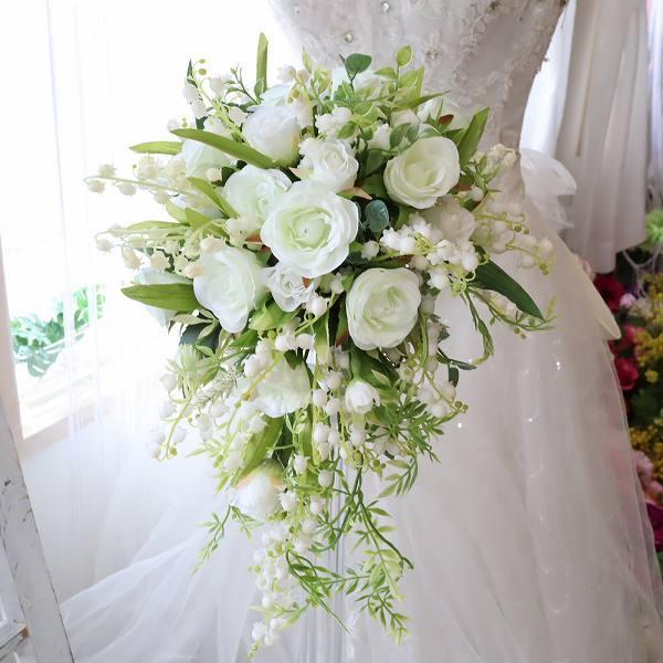 ホワイトローズとスズランを中心に清楚な雰囲気でまとめたセミキャスケードブーケです。チャペル式では勿論、海外挙式、2次会、ロケ撮影など、持ち運びも手軽に出来るアートフラワー タイプです。国内有名メーカーの造花をメインに使用していますので、質感...