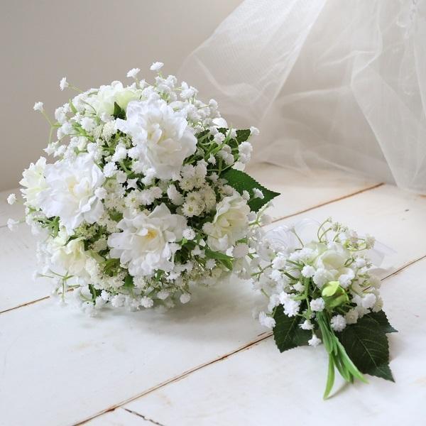 数種のカスミソウと可憐な八重咲のミニローズを優しくアレンジしたブーケです。小ぶりですが、小さなお花をきゅっと集めた可憐なスタイルは清楚な花嫁様によく似合います。挙式はもちろんの事、パーティ・サプライズ演出・贈呈用など使い道も多様です。式後は...