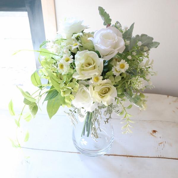 爽やかなホワイトｘライムグリーンのクラッチブーケです。眩しい白さに淡く美しいライム色がマッチして、どんなドレスカラーにも合わせやすいです。ウェディングブーケとしてはもちろん、花束風にギフトラッピングしてお祝い全般にも気軽に贈って頂けます。上...