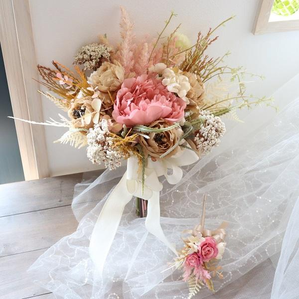 ウエディングブーケ　前撮りブーケ シックなピンクのクラッチブーケ 造花 前撮り 結婚式 フォト